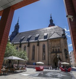 Die Jakobikirche an der Inneren Klosterstraße erhält in den nächsten Tagen eine neue Kirchturmspitze.