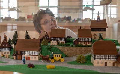 Im Mittweidaer Museum "Alte Pfarrhäuser" ist unter anderem eine Sonderschau zum Häuselmacherhandwerk im Erzgebirge zu sehen. Das Museum lädt für Samstag und Sonntag zum Hereinschauen ein. 