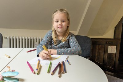 Die sechsjährige Emma kennt die Zuckertütenfabrik in Ehrenfriedersdorf. Mit ihrer Mama Caroline Streek hat sie sich dort vor einem halben Jahr schon mal umgeschaut. In Emmas Schultüte darf alles, „nur keine Pistazien, keine Oliven und Chili.“