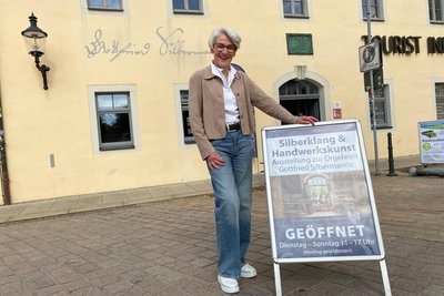 Hanne Tautorus, Geschäftsführerin der Gottfried-Silbermann-Gesellschaft, lädt zum Muttertagsbesuch ins Silbermann-Haus Freiberg ein.