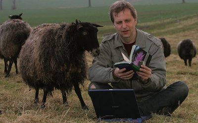 
              <p class="artikelinhalt">Nils Kochan aus Burkersdorf, der als Mitglied der Grünen Liga die Software für den Naturführer entwickelte, züchtet im Nebenberuf Gotlandschafe. </p>
            