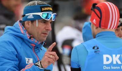 Ricco Groß diskutiert in Oslo mit einem seiner Athleten.