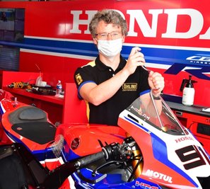Steve Jenkner hat nach seiner aktiven Karriere als Motorrad-Rennfahrer die Seiten gewechselt. Er schraubt jetzt an den Maschinen der Grand-Prix-Stars. Dort ist er ein gefragten Mann in Sachen Fahrwerkseinstellung.