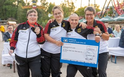 Überglücklich waren die Tänzerinnen und Tänzer der inklusiven Gruppe des SV Fortuna Auerbach - im Foto von links Loreen Hüfner, Patricia Schramm, Daniel Pausch und Steffi Pausch über ihren Sieg in der Region Auerbach/Reichenbach. Dafür schüttet die Volksbank 1500 Euro Preisgeld an den Verein aus. 