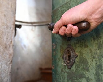 Was verbirgt sich hinter dieser Tür auf Schloss Rochlitz? Teilnehmer einer besonderen Führung können es zum Museumstag am Sonntag herausfinden, wenn ein Blick hinter die Kulissen möglich ist. 