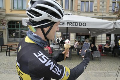 Der Chemnitzer hat eine App entwickelt, auf der Nutzer Eiscafés auf ihren Touren bewerten können.