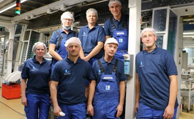 Sie gehören zu den 270 Mitarbeitern bei Linhardt in Pausa. Viele von ihnen sind schon jahrelang im Betrieb. Das Unternehmen will weiter wachsen, sucht händeringend Nachwuchs.