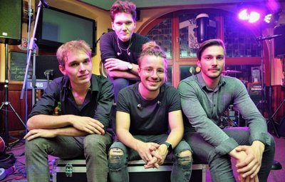 Freddy Schmidt, Lorenz Schierl, Alex Hein und Raphael Roth (von rechts) von der Oelsnitzer Band Not For Sale. Das Foto entstand bei ihrem Auftritt im Irish Corner Pup in Plauen. 