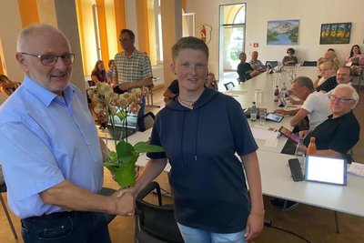 Ehrung für zehn Jahre Austragen des Amtsblattes im Juli im Stadtrat. Bürgermeister Volker Bachmann gratuliert Susann Löffler – die 39-Jährige will im Juni die Nachfolge des langjährigen Ortschefs antreten.