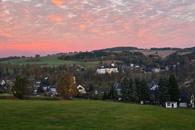 Romantik pur: Schloss Purschenstein im erzgebirgischen Neuhausen in der Abenddämmerung.