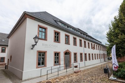 Die Stadtbibliothek „Alte Lateinschule“ in Rochlitz.