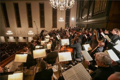 Beim Konzert zum Chemnitzer Friedenstag in der Kreuzkirche in Chemnitz wurde es auf der Orgelempore eng: Robert-Schumann-Philharmonie und Kreuzchor musizierten über den Köpfen von 250 Zuhörern.