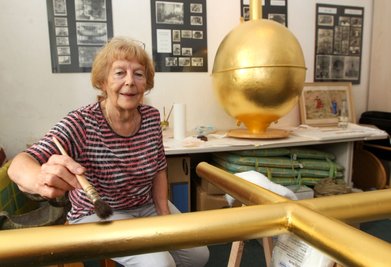 Glänzendes Gold: Die Plauener Restauratorin Sonnhild Müller hat ihren Auftrag für die Chemnitzer Jakobikirche jetzt fertiggestellt. 