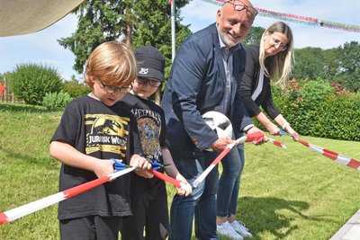 In der Kita „Zwergenland“ Lichtenwalde ist ein Bolzplatz eingeweiht worden. Bo (l.) und Fritz durchschneiden mit Ortsvorsteher Jens Bossard und Sponsorin Jana Pönisch das Einweihungsband.