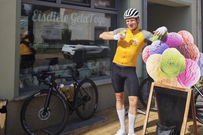 Christian Helbig bei einem seiner vielen Zwischenstopps an Eiscafés.