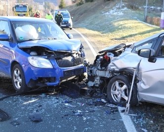 Zwei Pkw sind in Schneeberg auf der B 93 kollidiert. 