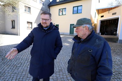 Wird Zeit, dass was passiert: Steve Ittershagen (l.) und Hubert Göhler diskutieren über den Zustand der Dorfstraße im Freiberger Stadtteil Zug.