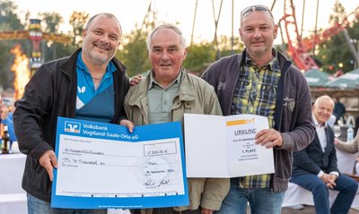 Mit ihrem Projekt "Eine Sportregion rückt zusammen" haben die Tischtennissportler des TTV Tirpersdorf in diesem Jahr nicht nur den Wettbewerb um den Stern des Sports im Regionalmarkt Oberes Vogtland gewonnen. Sie sind auch Sieger im gesamten sächsischen Vogtland, das sie nun auf Landesebene vertreten. Im Foto von links: Projektinitiator Bernd Schilbach, Dieter Hüttner und Jens Pöhler vom Tirpersdorfer Verein. 