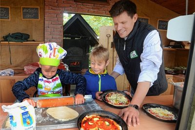 In der Rothenkirchen Marktscheune versuchten sich Josua (links) und David Kuhnert beim Pizzabacken. Es half Gunther Bretschneider.
