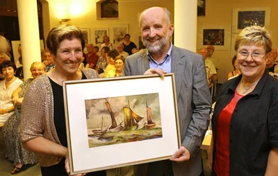 
              <p class="artikelinhalt">Gabriele Rabe (links) und Monika Zscheppank schenken Bürgermeister Wolfgang Streubel das frühe Aquarell "Boote". Es ist für die Dauerausstellung des Museums gedacht.  </p>
            