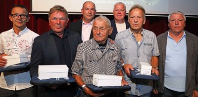 Zum Jubiläum ehrten Christian Schneider (3. von links) und Jörg Olschewski (rechts) unter anderem langjährige Funktionäre wie Michael Kramer, Gunter Steckel, Horst Hoffmann, Horst Kretzschmar und Jörg Oehme (von links).