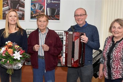 Ein Weltmeister-Akkordeon, das Dieter Dietz einst beim Ensemble "Oelsnitzer Sperken" spielte, wurde von seinem Sohn Steffen (zweiter von rechts) an Elke Eßbach vom Zwoater Museum übergeben. 