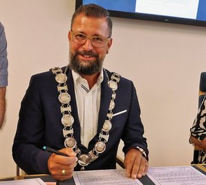 Oberbürgermeister Marcus Steinhart mit der Amtskette.