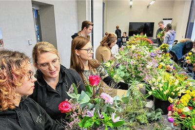 Floristen des Gartenfachmarktes Richter haben in der IHK über ihre Ausbildung berichtet, Azubi Selina Simon (li.) und Ausbilderin Maria Schäfer.