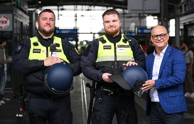 Die beiden Initiatoren des Pilotenprojekts mit ihren Schutzhelmen. 