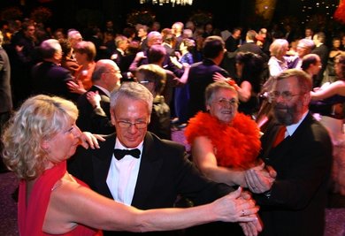 
              <p class="artikelinhalt">Bis früh gegen 4 Uhr wurde getanzt, vor allem auf der Hauptbühne rauschten die Ballroben im Takt.</p>
            