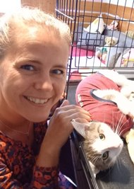Susanne Beckert aus Dresden bietet Kater Martin jetzt ein neues Zuhause in der Landeshauptstadt.