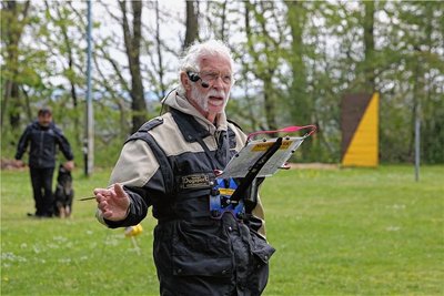 Helmut Raiser nahm nicht nur die Prüfung ab, sondern erklärte den Zuschauern die Details. 