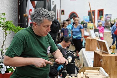 Die Faszination von Handwerk und Kreativität steht am Sonntag auf Schloss Rochsburg wieder im Mittelpunkt. Im Jahr 2022 führte Uwe Kempe vom Bergbauverein Olbernhau eine Fuß- und Schwungrad-Drechselbank vor. 