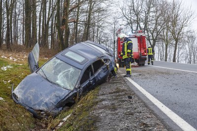 Bei einem Unfall am Freitagnachmittag auf der S 270 bei Zwönitz kam ein Mazda von der Fahrbahn ab...