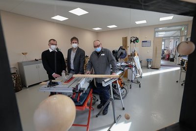 Der ehemaliger Chefarzt der Klinik für Psychiatrie, Dyrk Zedlick, Einrichtungsleiter Endrik Böhle und Tilo Leipold, Fachbereichsleiter Holz- und Metallwerkstatt, (von links) gewähren einen Blick in die Holzwerkstatt des neuen Rehazentrums in Glauchau. 