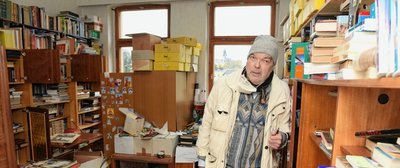 Einbrecher sind in das Haus von Horst Jürgen Schienke (im Bild) an der Markneukirchner Straße in Adorf eingebrochen. Dabei wurden offenbar die meisten seiner Räumlichkeiten verwüstet, vieles nahmen die Täter mit. Die Polizei hat Ermittlungen aufgenommen. 