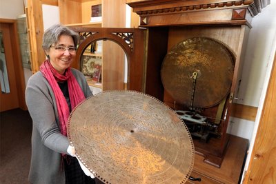Anne-Sophie Berner präsentiert den Musikschrank, der am Sonntag ebenfalls vorgeführt wird.