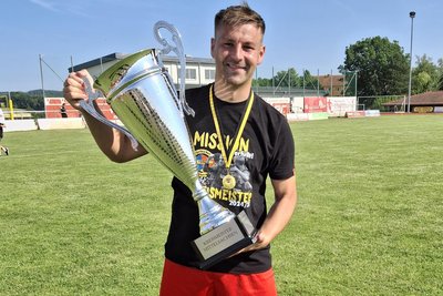 Mit dem SV Fortschritt Lunzenau schaffte Tommy Haeder den Durchmarsch in die Sachsenklasse. Am Sonntag gab es den großen Meisterpokal.