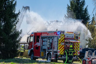 Ein Großfeuer hat am 7. April weite Teile eines Einfamilienhauses in Geringswalde bei Rochlitz vernichtet.