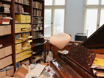 Bücher, Instrumente, jede Menge Papiere. Der Hauseigentümer mit Hauptwohnsitz in Berlin spricht von seiner Hoffnung, Teile seiner Sammlung inthematischen Ausstellungen zu zeigen.