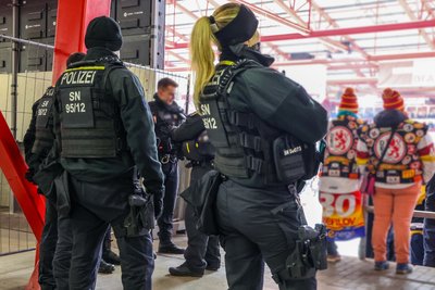 Nach dem versuchten Diebstahl einer Dienstwaffe hat ein 43-jähriger Eishockey-Fan aus Crimmitschau die Beamten beleidigt und bedroht.