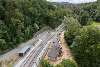Der modernisierte Bahnhof Barthmühle aus der Luft, im Hintergrund die Elstertalbrücke.
