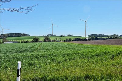 Diese Visualisierung zeigt, wie die Windräder auf dem Katzenberg aussehen könnten. Die Perspektive wurde vom südlichen Abschnitt des Kirchweges mit Blick auf Euba aufgenommen.