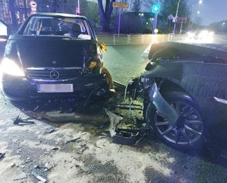 Ein BMW und ein Mercedes sind am Mittwochfrüh in Freiberg an der Kreuzung B 173/Karl-Kegel-Straße zusammengestoßen. 