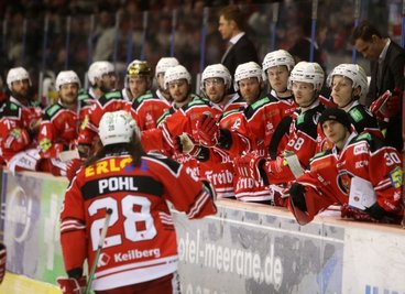 Patrick Pohl holt sich nach dem Tor zum 2:1 die Glückwünsche seiner Mitspieler an der Bande ab. Es war letztlich auch der Siegtreffer. 