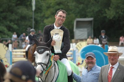 Michael Kölz (l.) mit der Siegertrophäe beim diesjährigen Großen Preis von Langenleuba-Oberhain am Montagabend.