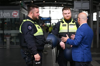 Die Schutzhelme können an der Uniform befestigt und sollen erst aufgesetzt werden, wenn eine Situation zu eskalieren droht.