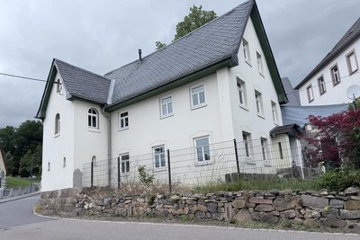 Hinter den Fassaden dieses Einfamilienhauses am Anger in Claußnitz soll ein Sexclub stecken.