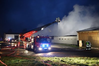 Die Feuerwehr bei den Löscharbeiten an einer Lagerhalle in Langenau.
