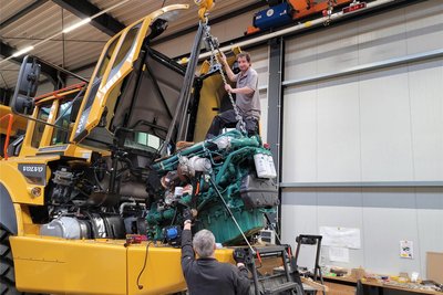 Pierre Böhme von IMK engineering hievt den herkömmlichen Verbrennermotor am Kran aus dem Rahmen.